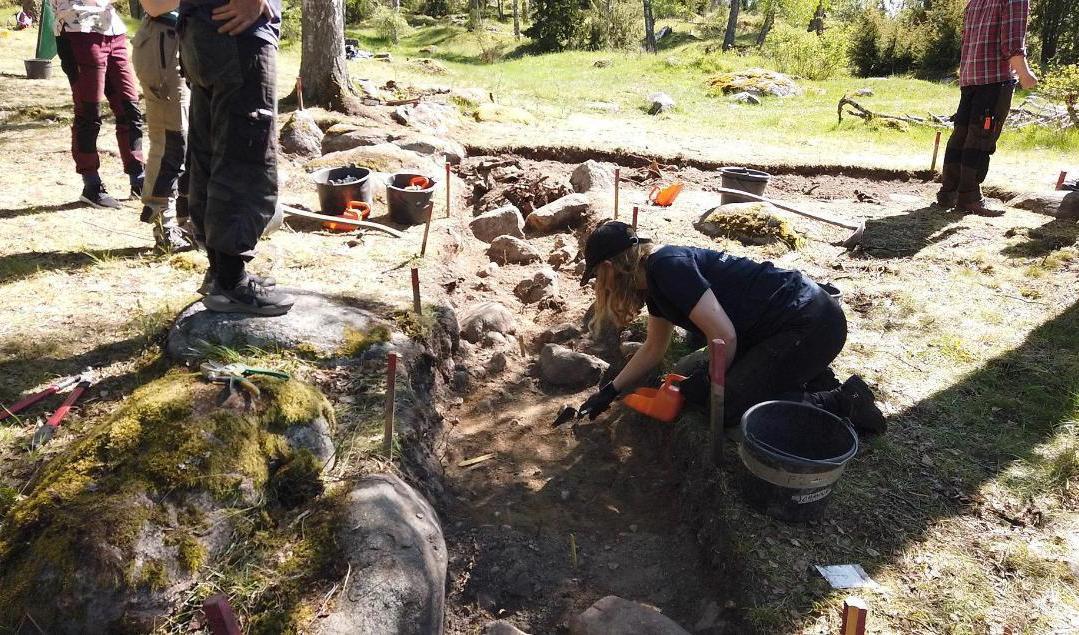 Arkeologerna har bland annat hittat en stensatt sänka med en båtslip av trä och stora mängder både oanvända och begagnade båtnitar, brynen och verktyg för träarbete. Foto: Paul Parker/Stockholms universitet.