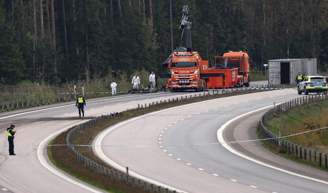 Polisens kriminaltekniker och bärgare på olycksplatsen på E4 vid Markaryd då konstnären Lars Vilks, 75, och två poliser omkom. Arkivbild. Foto: Johan Nilsson/TT