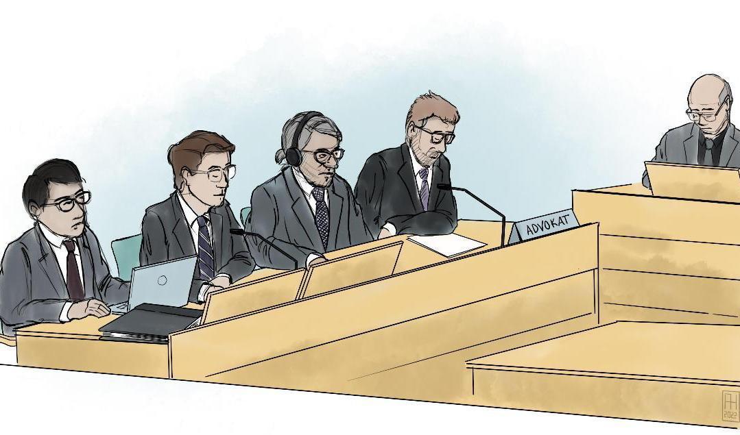 Illustration från rättegången mot kirurgen Paolo Macchiarini (med hörlurar) i Solna tingsrätt. Till höger om honom advokat Björn Hurtig. Arkivillustration. Foto: Anders Humlebo/TT