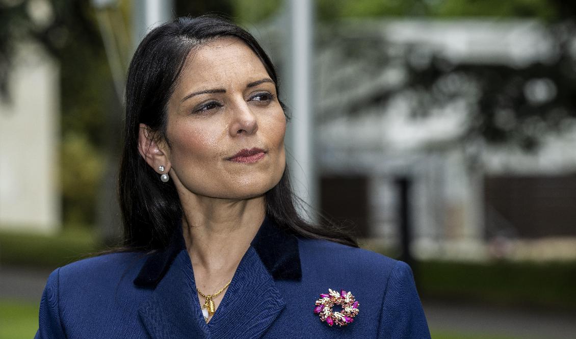 Storbritanniens inrikesminister Priti Patel menar att Europadomstolens (ECHR) beslut att stoppa Storbritanniens planer på att flytta asylsökande till Rwanda var politiskt. Arkivbild. Foto: Martial Trezzini/AP/TT