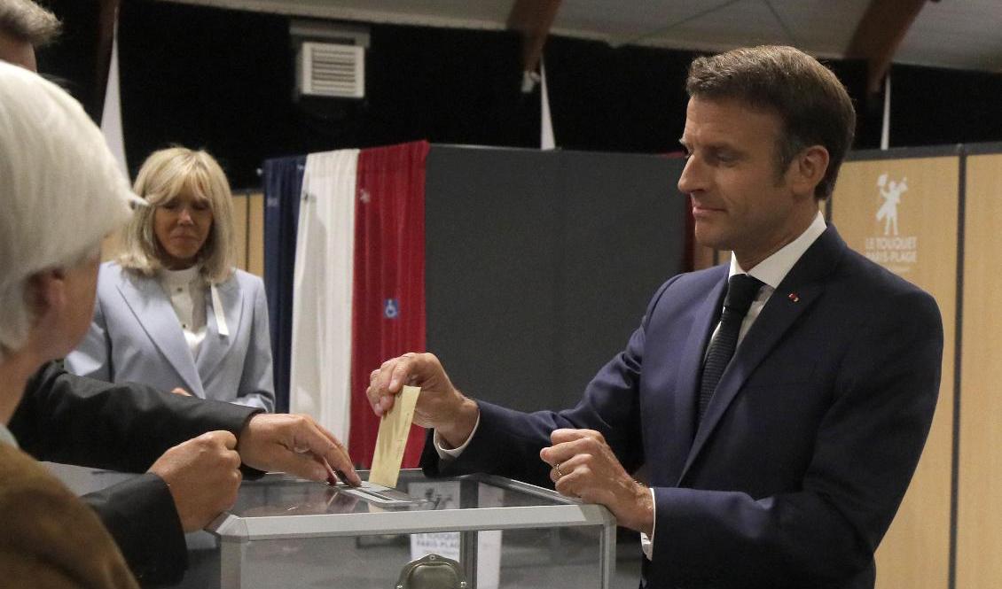 Frankrikes president Emmanuel Macron lägger sin röst i Le Touquet i norra Frankrike. Foto: Michel Spingler/AP/TT