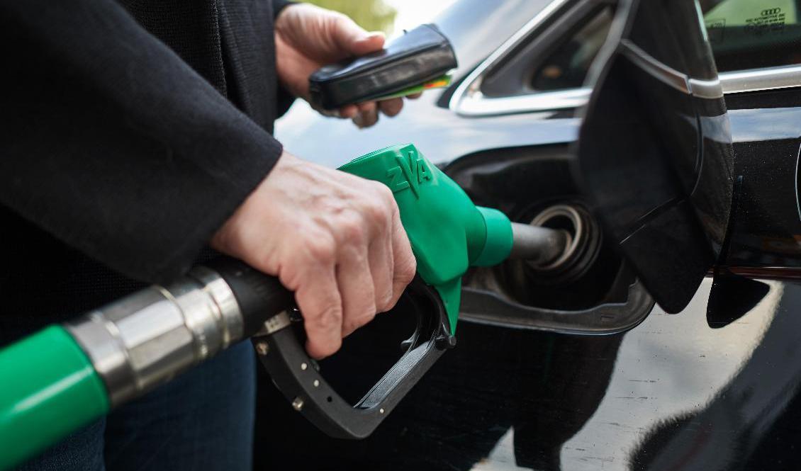 Priset på drivmedel sänks på ledande bensinkedjor inför midsommarhelgen. Arkivbild Foto: Andreas Hillergren/TT