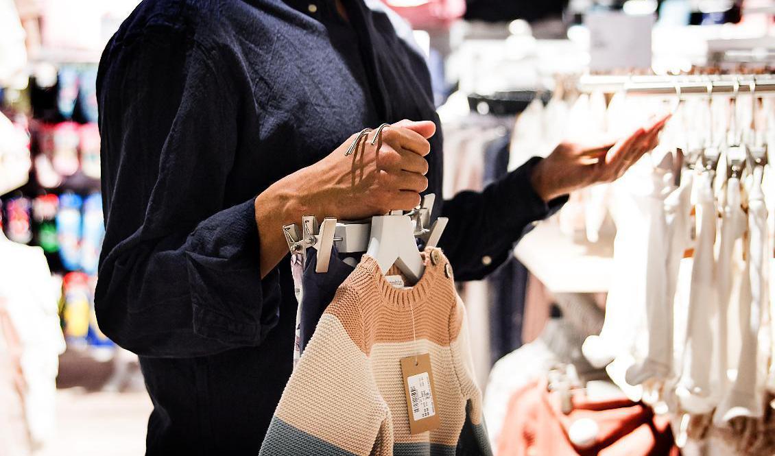 Inflationen gör att fler väljer att hålla i plånboken, enligt Svensk Handel. Arkivbild. Foto: Isabell Höjman/TT
