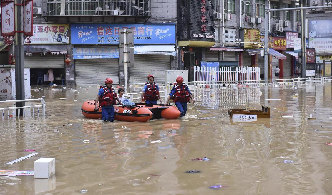 Översvämningar har bland annat drabbat staden Jian'ou i sydöstra Kina. Bilden kommer från den statliga nyhetsbyrån Nya Kina. Foto: Huang Jiemin/AP/TT