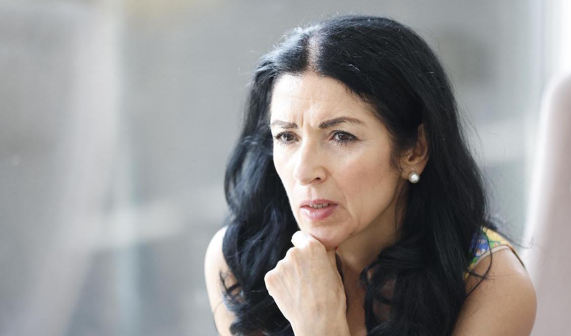 Den tidigare vänsterpartisten Amineh Kakabaveh, numera partilös, får en nyckelroll vid onsdagens omröstning om regeringens ojusterade vårändringsbudget. Foto: Arkivbild. Christine Olsson/TT