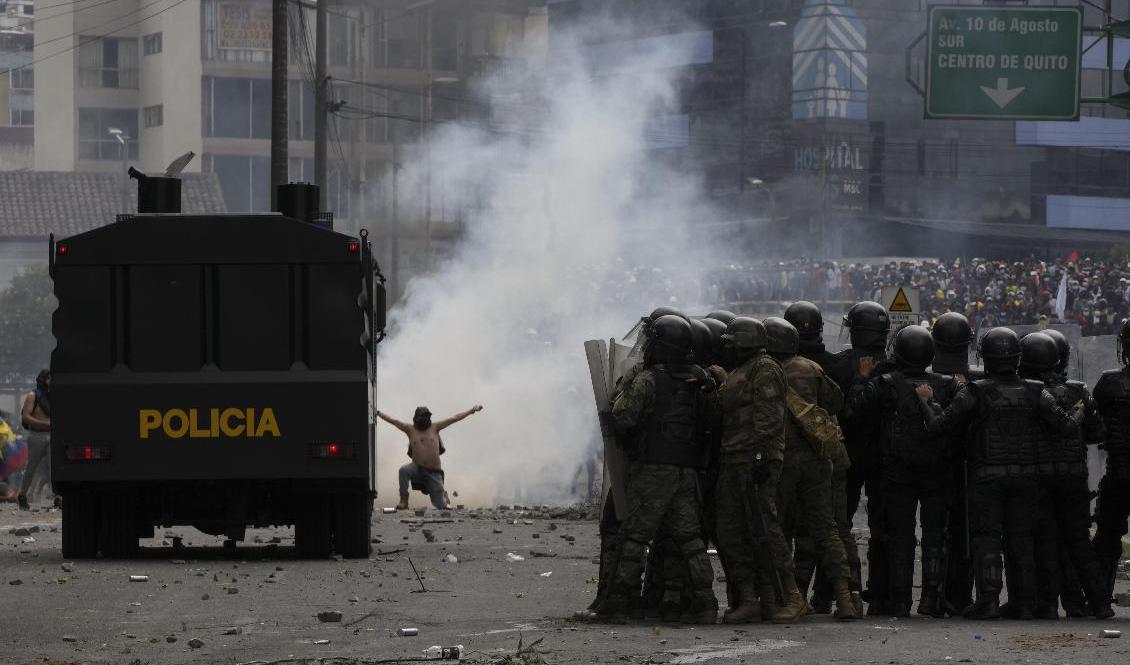 Regeringskritiska demonstranter drabbar samman med polis i Ecuadors huvudstad Quito. Foto: Dolores Ochoa/AP/TT