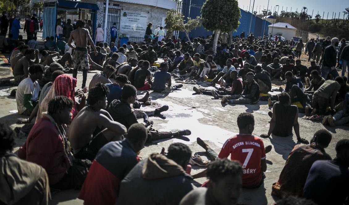 Migranter vid gränsstationen mellan Marocko och den spanska exklaven Melilla. Arkivbild Foto: Javier Bernardo/AP/TT