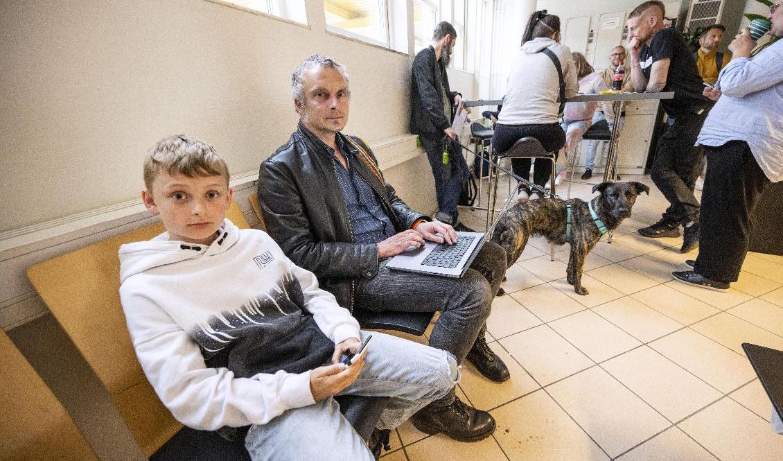 Erik Nylund och sonen Christoph, nio år, väntar på sina tillfälliga pass på Malmö Airport. Foto: Johan Nilsson/TT