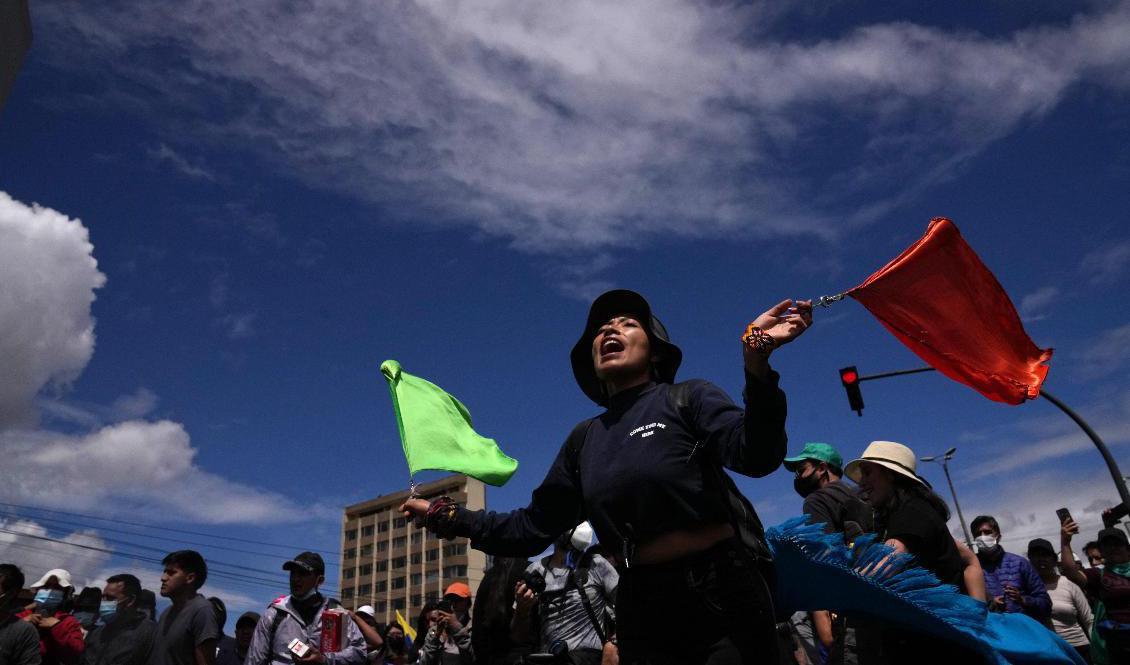 Protesterna mot ökande levnadskostnader och bränslepriser har pågått i Ecuador sedan 13 juni. Foto: Dolores Ochoa/AP/TT