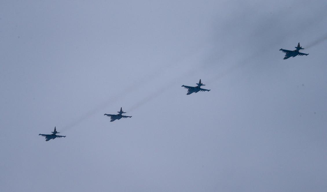 Ryska och belarusiska stridsflygplan under en övning tidigare i år. Foto: Alexander Zemlianichenko Jr/AP/TT