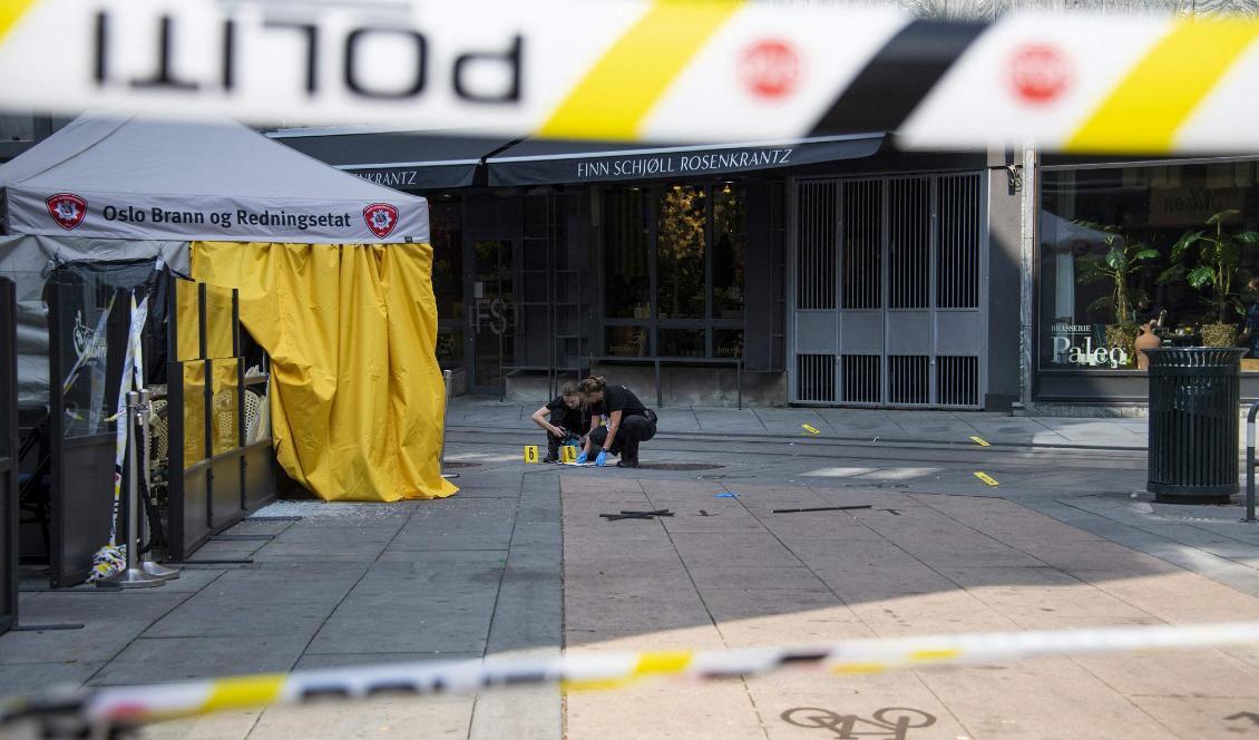 
Polisens utredare undersöker brottsplatsen i Oslo den 25 juni 2022 efter att en man med kopplingar till ett islamistiskt nätverk skjutit ihjäl två personer och skadat ett 20-tal i en bar. Foto: Olivier Morin/NTB/AFP via Getty Images                                            