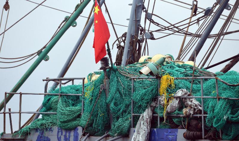 
Den kinesiska flaggan vajar på ett fiskefartyg som misstänks för illegalt tjuvfiske. Foto: Issouf Sanofo/AFP via Getty Images                                            