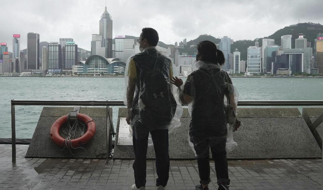 Tyfonen Chaba drar just nu över Hongkong med skyfall och höga vindar. Foto: Kin Cheung/AP/TT