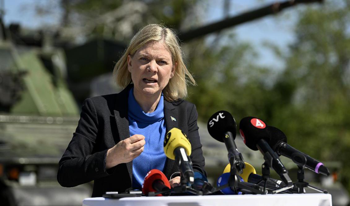 Statsminister Magdalena Andersson (S) talar under en pressträff efter sitt besök på försvarsmakten vid Gotlands regemente P18 på söndagen. Foto: Henrik Montgomery/TT