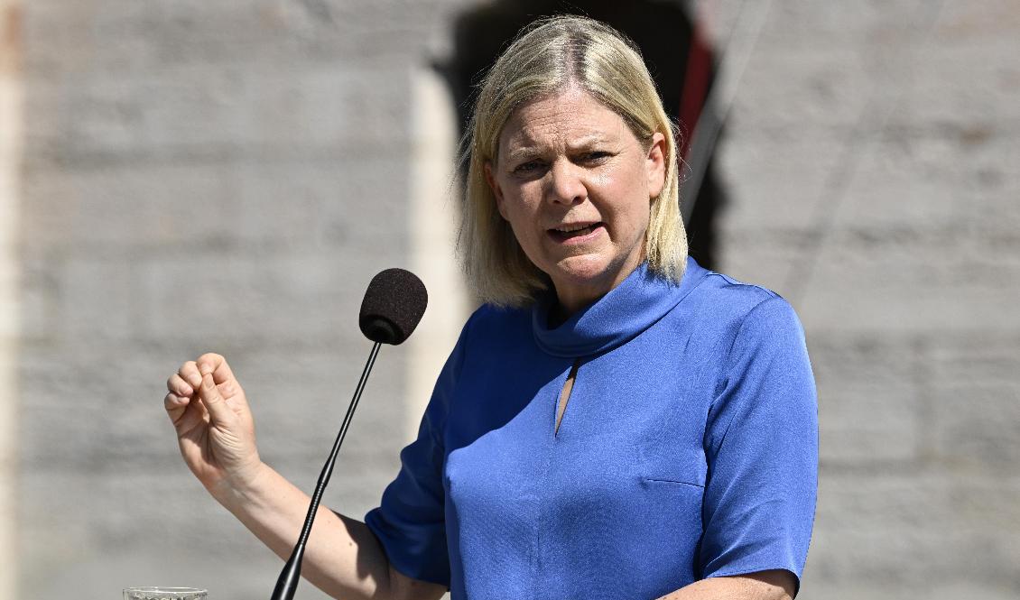Statsminister Magdalena Andersson (S) på en presskonferens på Sankt Hansskolans skolgård i Visby. Foto: Henrik Montgomery/TT