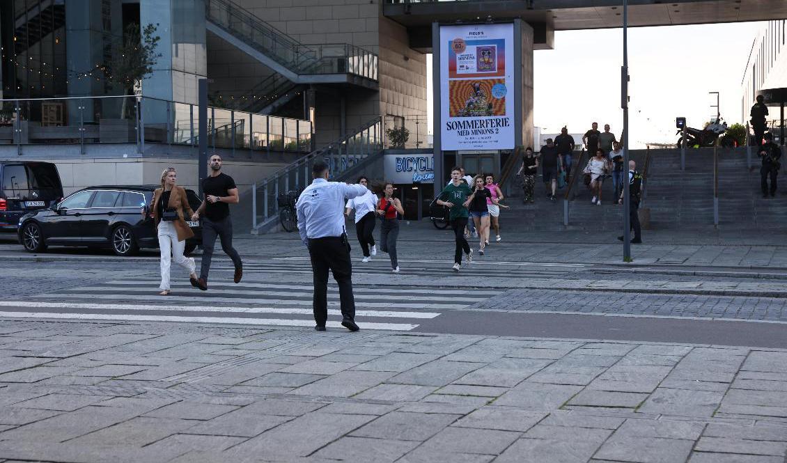 Människor flyr köpcentrumet i Köpenhamn, där skottlossning inträffat. Foto: Olafur Steinar Gestsson/Ritzau/TT