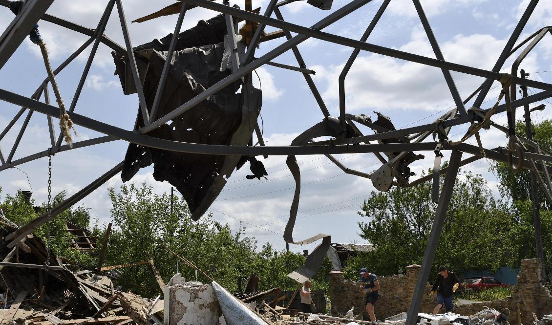 Utbredd förstörelse efter rysk beskjutning av Slovjansk. Bild från den 1 juni. Foto: Andriy Andriyenko/AP/TT
