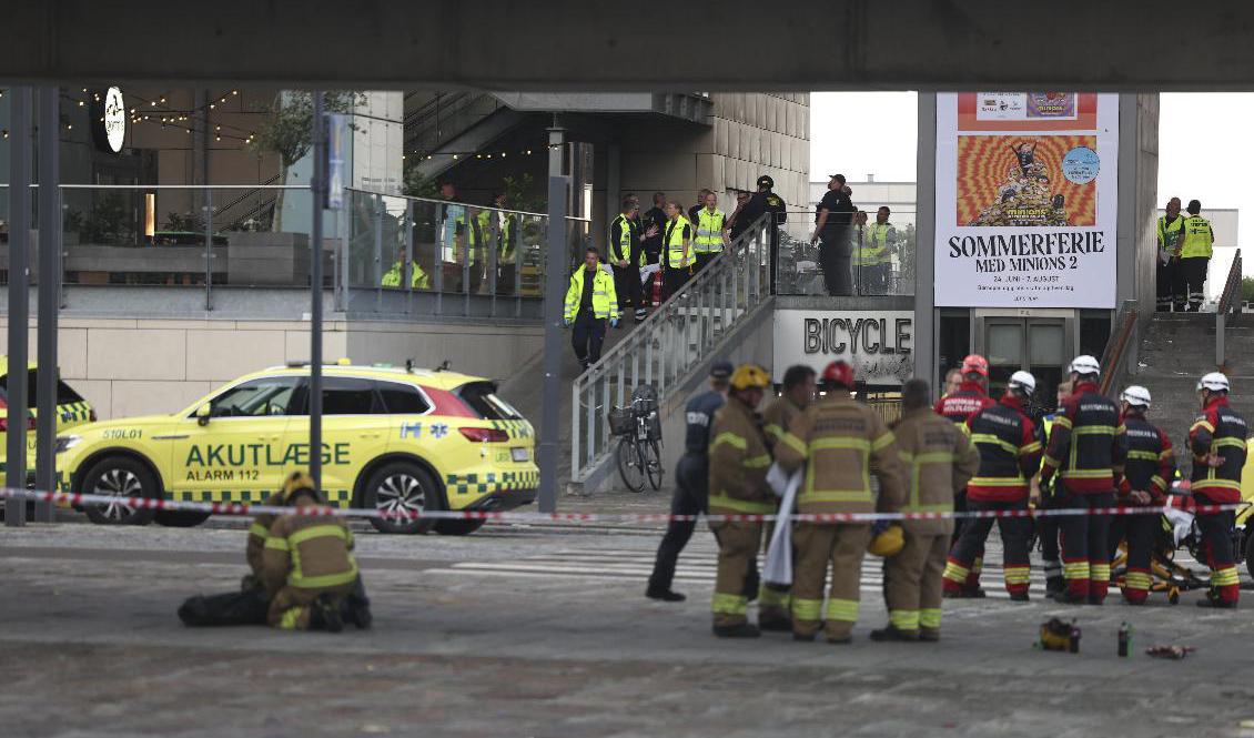 Polis och räddningsfordon i närheten av det köpcentrum där flera personer sköts ihjäl på söndagskvällen i Köpenhamn. Foto: Andreas Hillergren /TT