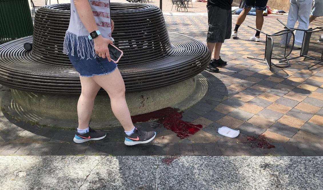 
Blod på marken efter en skjutning i samband med ett nationaldagsfirande i USA. Foto: Lynn Sweet/AP/TT                                            