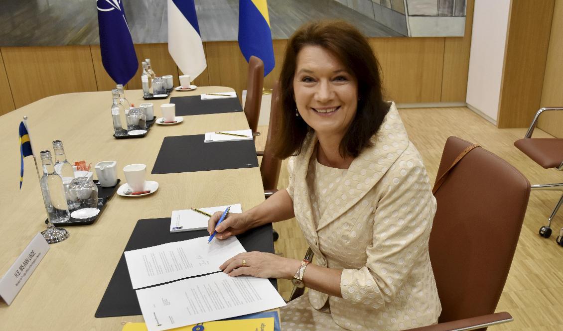 Sveriges utrikesminister Ann Linde skriver under anslutningsprotokollet om att gå med i Nato inne på Natohögkvarteret. Foto: Wiktor Nummelin/TT