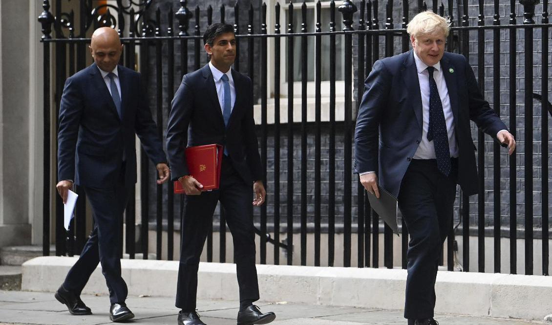 Boris Johnson med tidigare finansminister Rishi Sunak, i mitten, och tidigare hälsominister Sajid Javid i följe. Arkivbild. Foto: Toby Melville/AP/TT