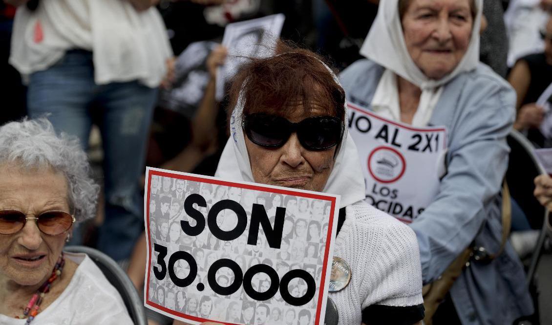 "De är 30|000". En demonstrerande kvinna belyser hur många det är som försvann under diktaturåren i Argentina, utanför en rättegång som hölls i Buenos Aires 2017. Arkivbild. Foto: Victor R. Caivano/AP/TT