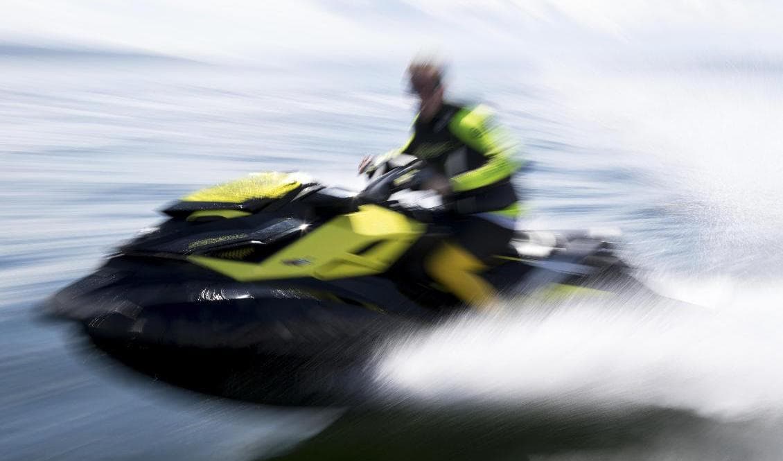 Störande körning med vattenskotrar har varit ett hatobjekt för många. Men sedan krav på förarbevis infördes har klagomålen minskat. Arkivbild. Foto: Torstein Bøe/NTB/TT