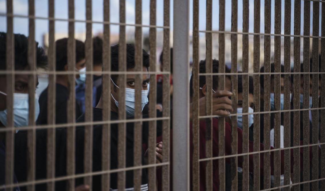 Migranter på Lampedusa köar för att få lämna ön. Arkivbild. Foto: Renata Brito/AP/TT
