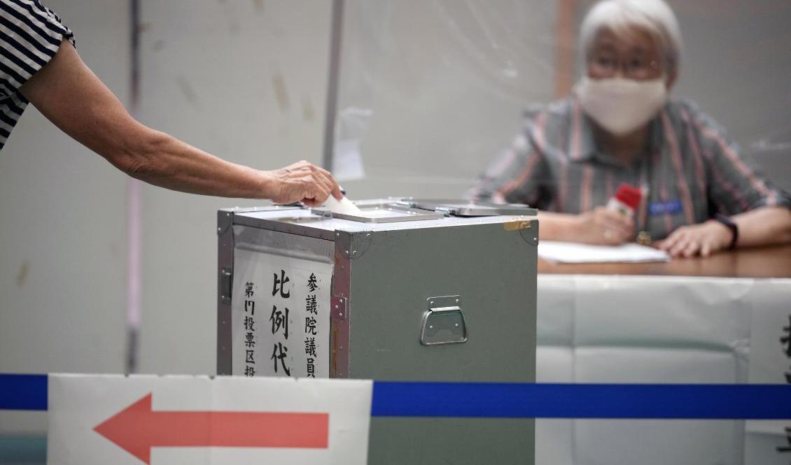 Vallokal i Tokyo. Foto: Eugene Hoshiko/AP/TT