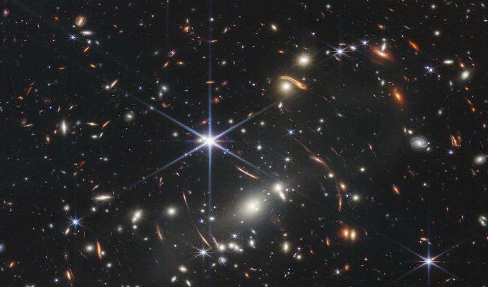 Den första offentliggjorda bilden från James Webb-teleskopet visar en grupp med galaxer som har fått namnet SMACS 0723. Ljuset från galaxerna har färdats runt 13 miljarder år, från universums barndom. Foto: NASA/ESA/CSA via AP/TT