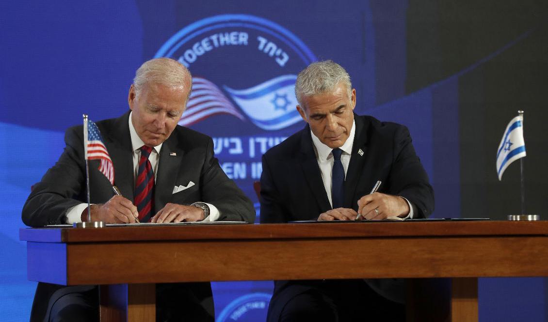 USA:s president Joe Biden och Israels premiärminister Yair Lapid undertecknar en säkerhetspakt under Bidens besök i Israel. Foto: Atef Safadi/AP/TT