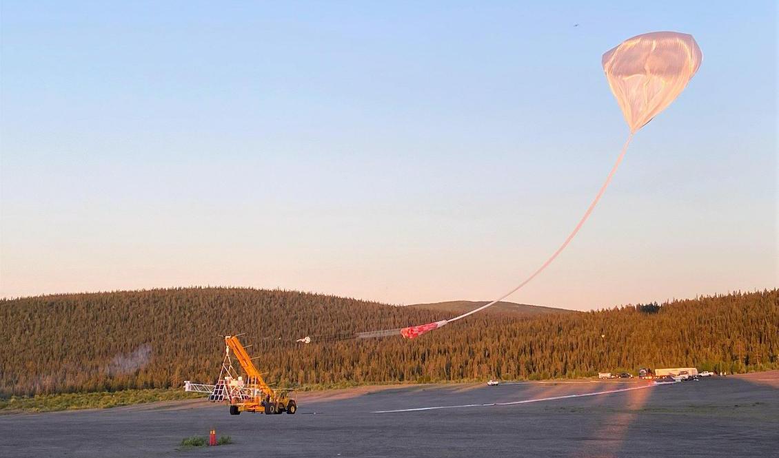 I början av uppskickningen är XL-Calibur inte mycket större än en vanlig varmluftsballong, men när den når sin maxhöjd blir den nästan dubbelt så stor som Globen. Foto: Bild: SSC