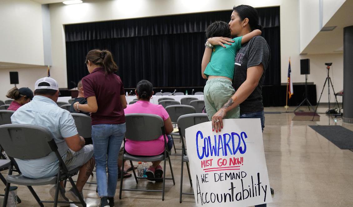 Vid ett kommunfullmäktigemöte i tisdags krävde invånare att poliser på plats vid skoldådet ska straffas för att ha agerat passivt. Arkivbild. Foto: Eric Gay/AP/TT
