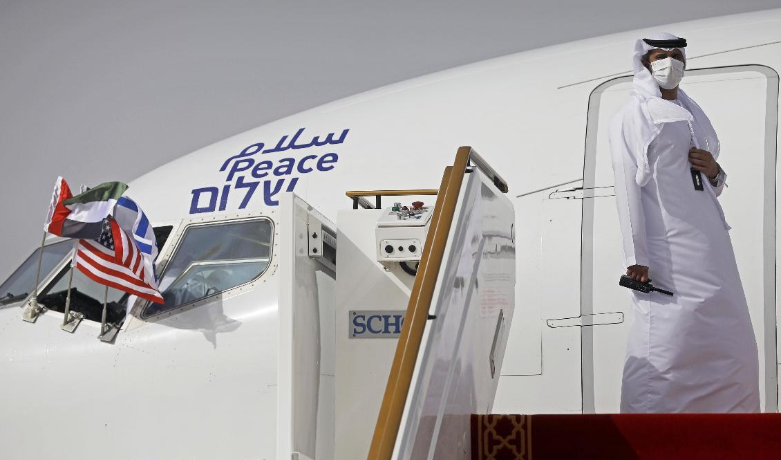 Ett flygplan från israeliska bolaget El Al har landat på flygplatsen i Abu Dhabi i Förenade arabemiraten. Sedan september 2020 har israeliska flygplan tillåtits att korsa Saudiarabiens luftrum för att flyga till Förenade arabemiraten. Nu öppnar landet sitt luftrum helt och hållet. Arkivbild. Foto: Nir Elias/AP/TT