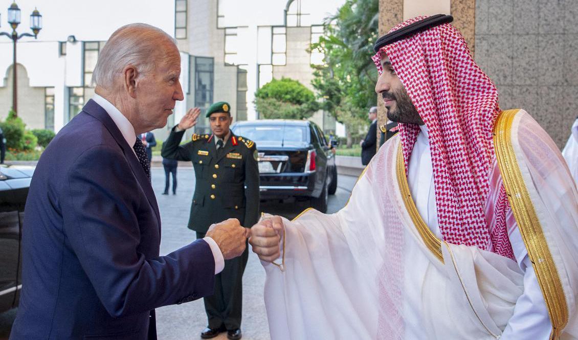 Joe Biden och Mohammed bin Salmans kritiserade "fist bump" i fredags. Foto: Bandar Aljaloud/Saudiska hovet via AP/TT