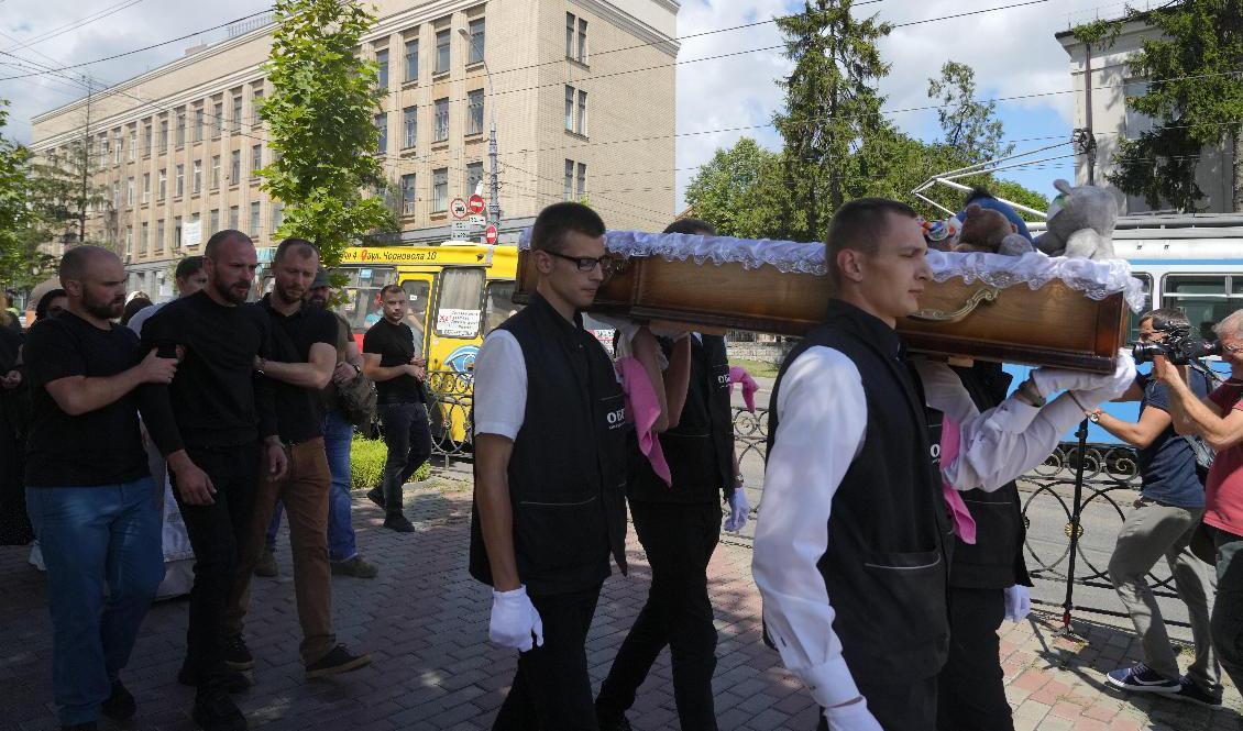 Begravning i söndags för ett av offren för förra veckans ryska attack mot Vinnytsia i Ukraina. Det ryska kriget har nu pågått i snart fem månader. Foto: Efrem Lukatsky/AP/TT