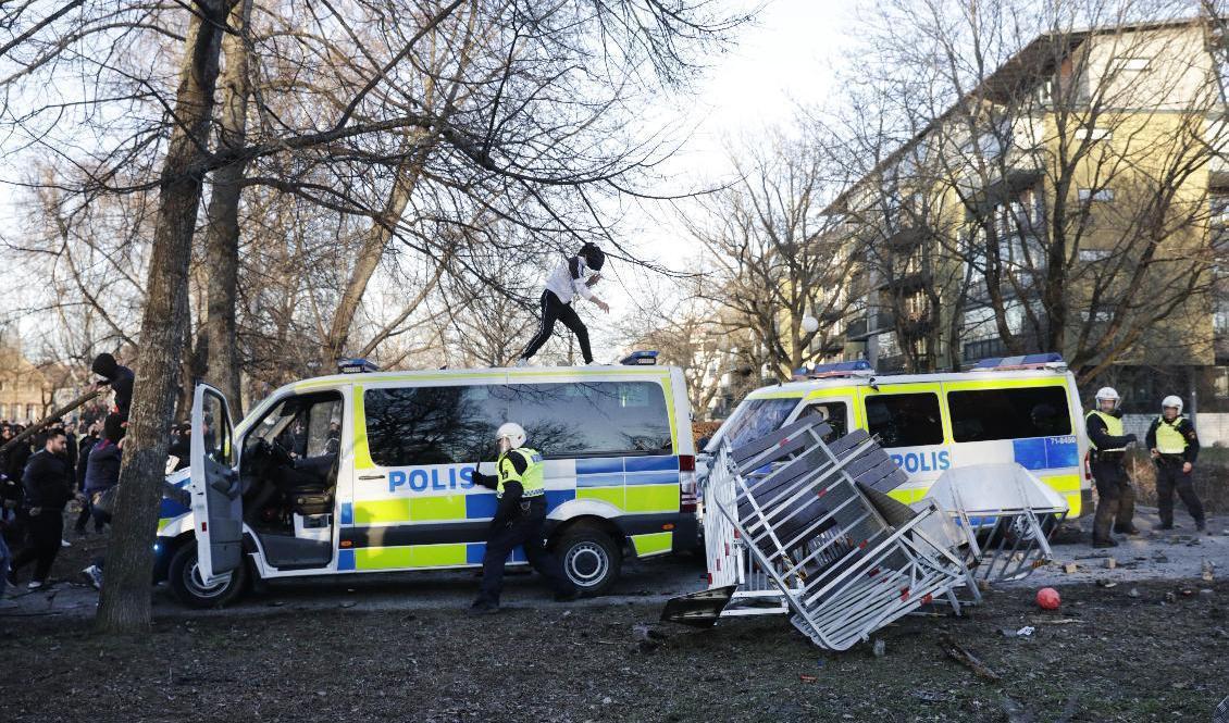 Polisen utsattes bland annat för stenkastning under upploppet i Sveaparken i Örebro. Foto: Kicki Nilsson/TT