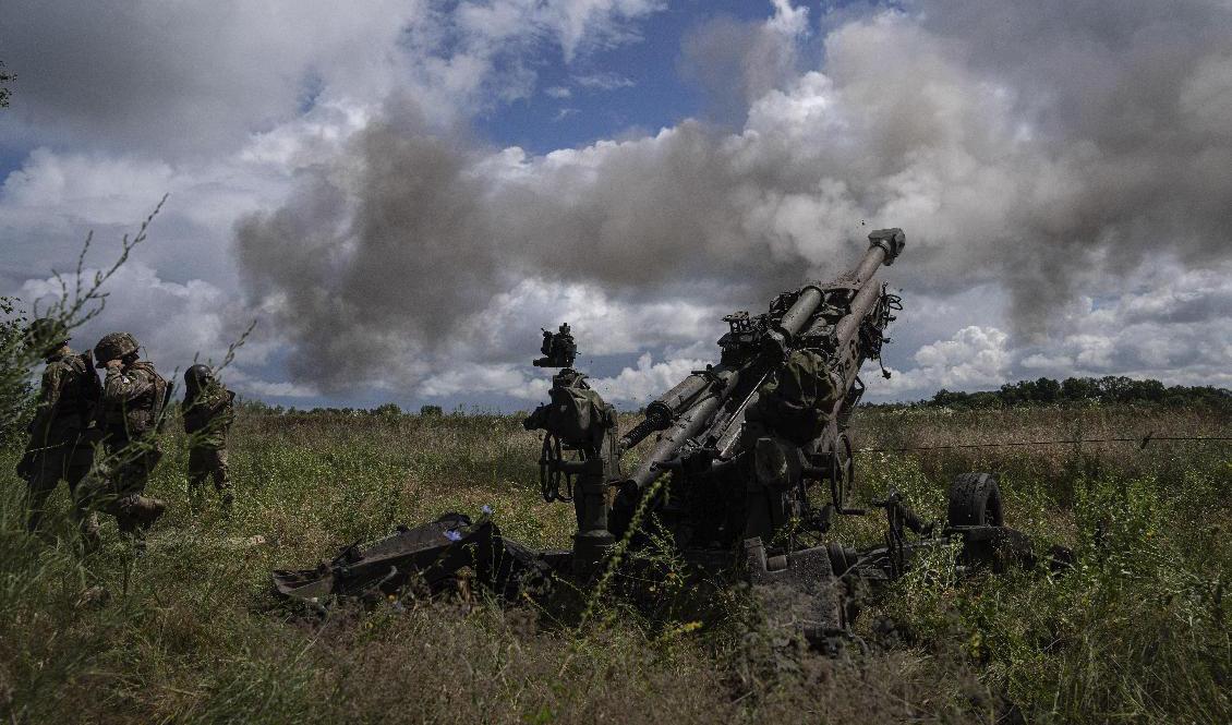 Ukrainskt artilleri. Arkivbild. Foto: Evgeniy Maloletka/AP