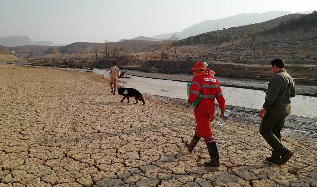 Ett räddningsteam som söker efter försvunna personer efter översvämningen i provinsen Fars i Iran. Foto: Iranian Red Crescent Society/AP/TT