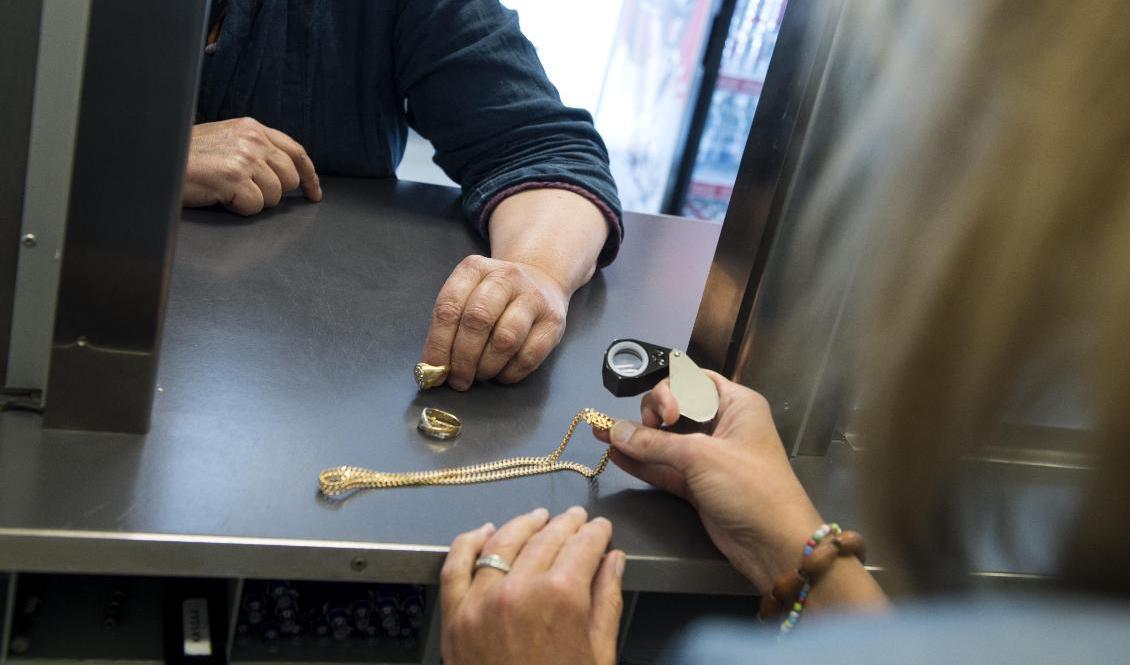 Inflationen har lett till att fler går till pantbanken. Arkivbild. Foto: Bertil Ericson/TT