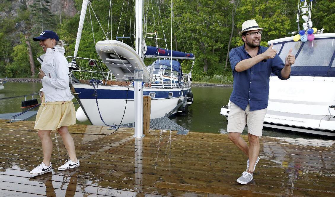 Jimmie Åkesson är på båtturné längs Göta kanal. Här under ett tidigare stopp i Söderköping med riksdagskandidaten Jessica Stegrud. Foto: Magnus Andersson/TT