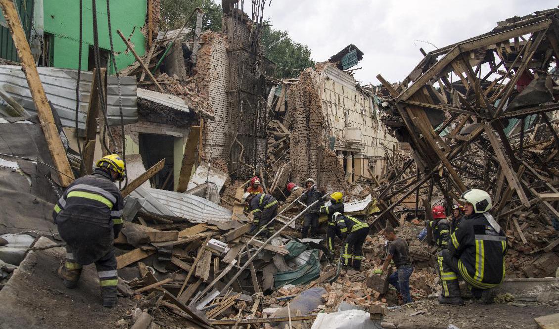 Räddningsarbetare röjer undan bråte efter en rysk missilattack mot Tjuhuiv i Kharkiv-regionen i östra Ukraina på måndagen. Foto: Evgeniy Maloletka/AP/TT