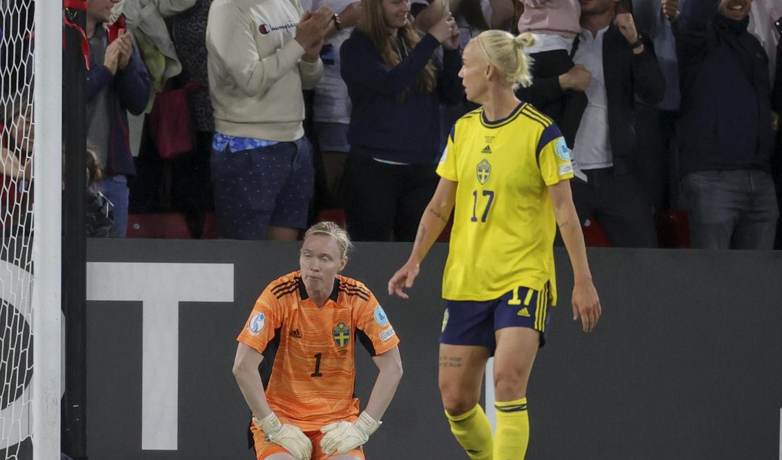 Hedvig Lindahl och Caroline Seger deppar efter 0–4-förlusten i EM-semifinalen mot England. Foto: Adam Ihse/TT