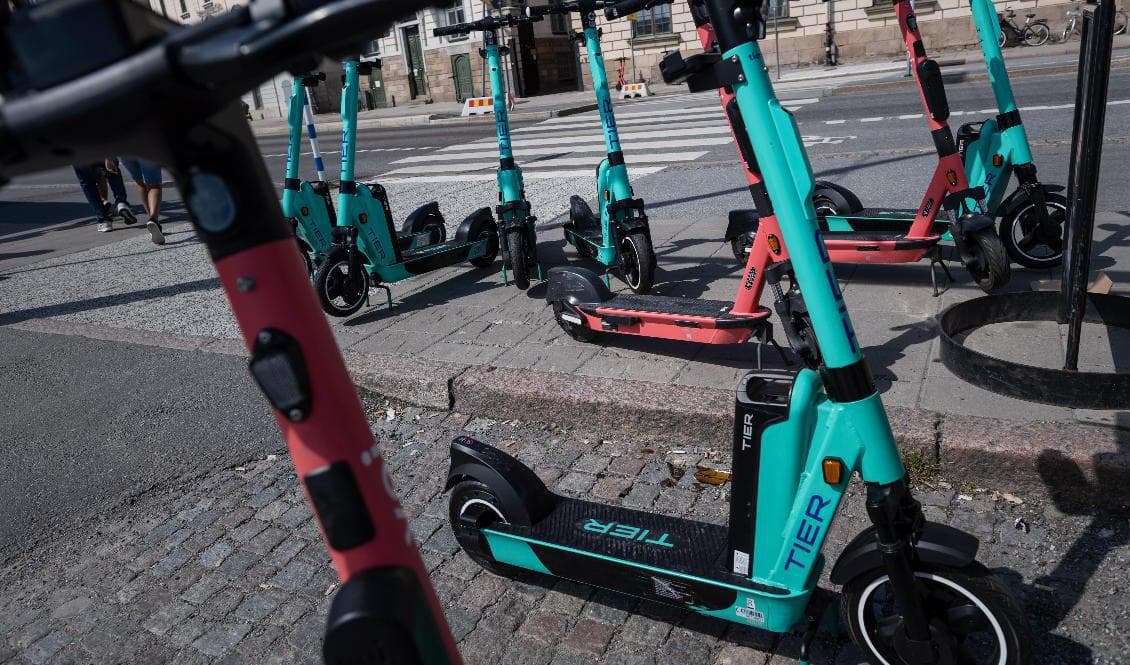 Elsparkcykelföretaget Voi kritiserar att elsparkcyklar förbjuds på gångbanor. Arkivbild. Foto: Stina Stjernkvist/TT