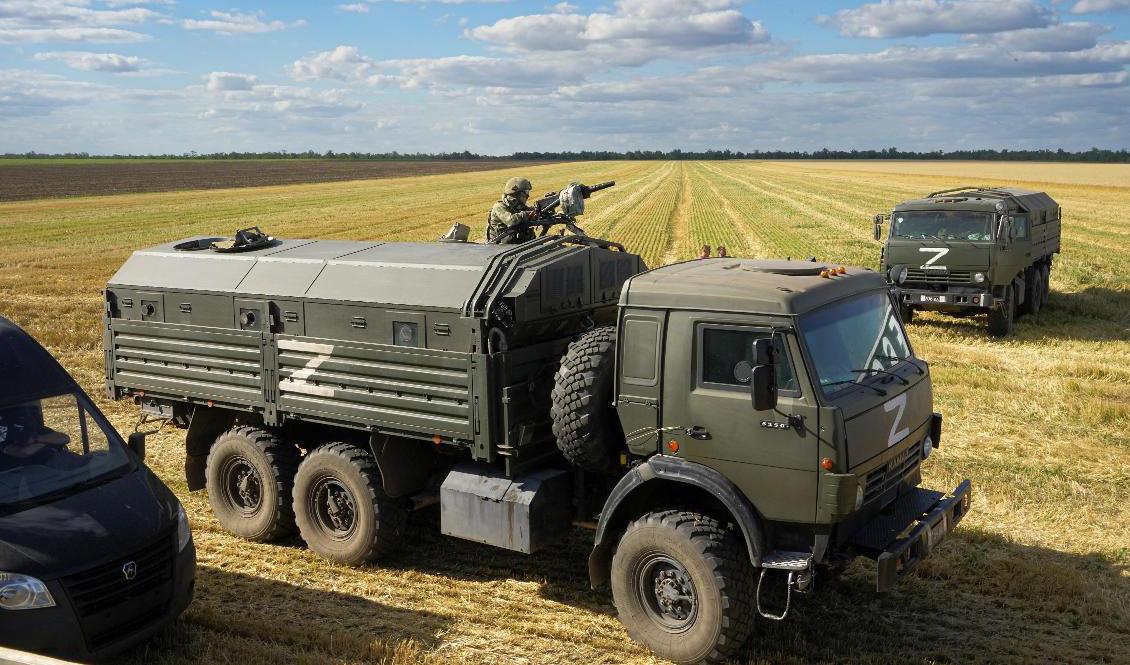 Ryska soldater och stridsfordon vid en veteåker nära Melitopol i södra Ukraina. Skörden håller på att bärgas. Bilden är tagen av AP den 14 juli under en rundresa ordnad av det ryska försvarsdepartementet. Foto: AP/TT