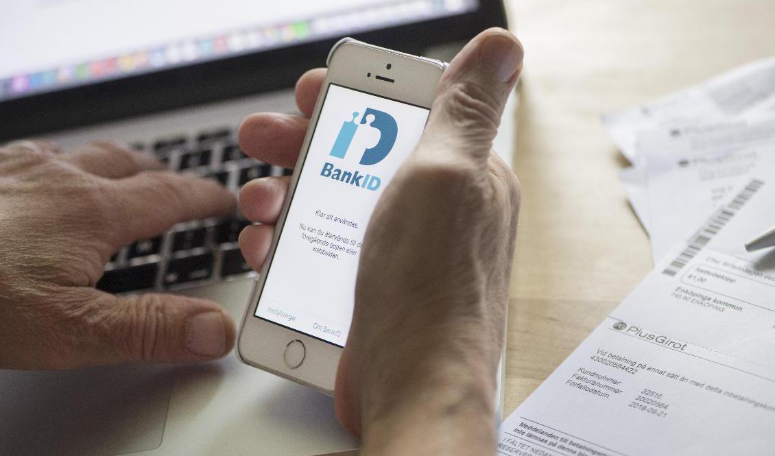 Foto Svenskar har i allmänheten en hög grad av en grundläggande digital kompetens, enligt EU-kommissionen. Arkivbild. Fredrik Sandberg/TT