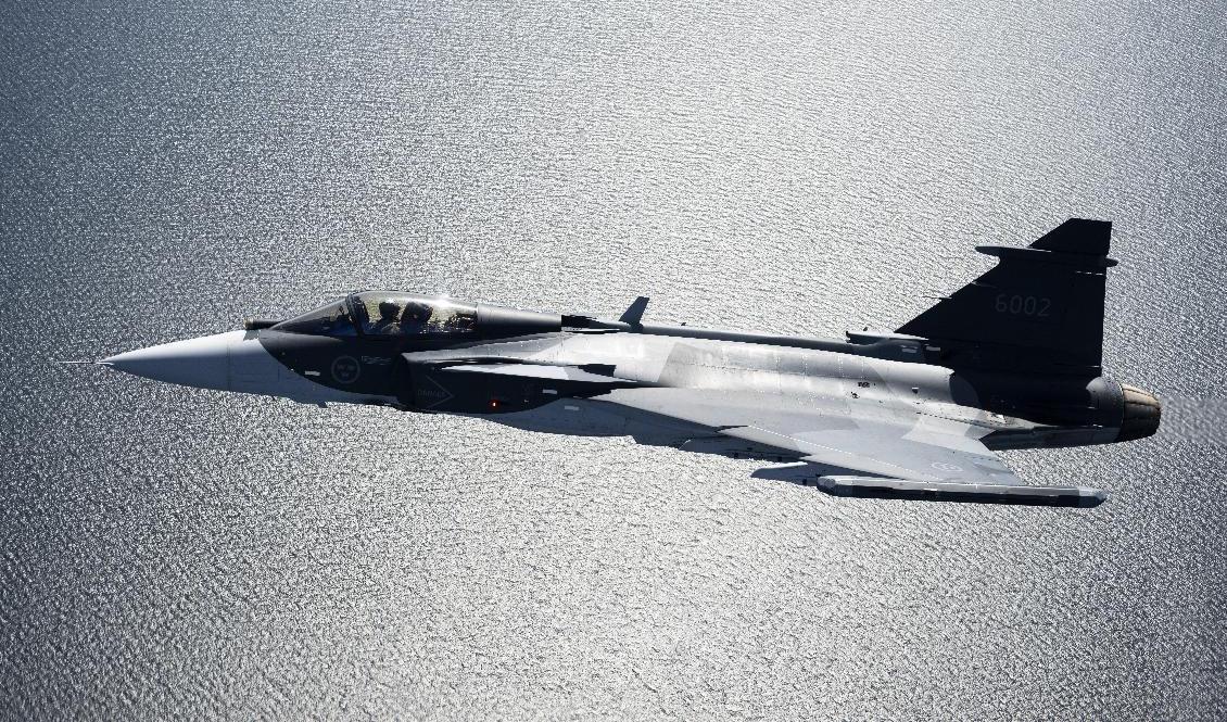 Försvarsmakten har ännu inget mandat att förhandla om frågan som ligger till grund för piloternas missnöje. På bilden syns en Jas 39 Gripen E som flyger över Gotland. Arkivbild: Foto: Henrik Montgomery/TT