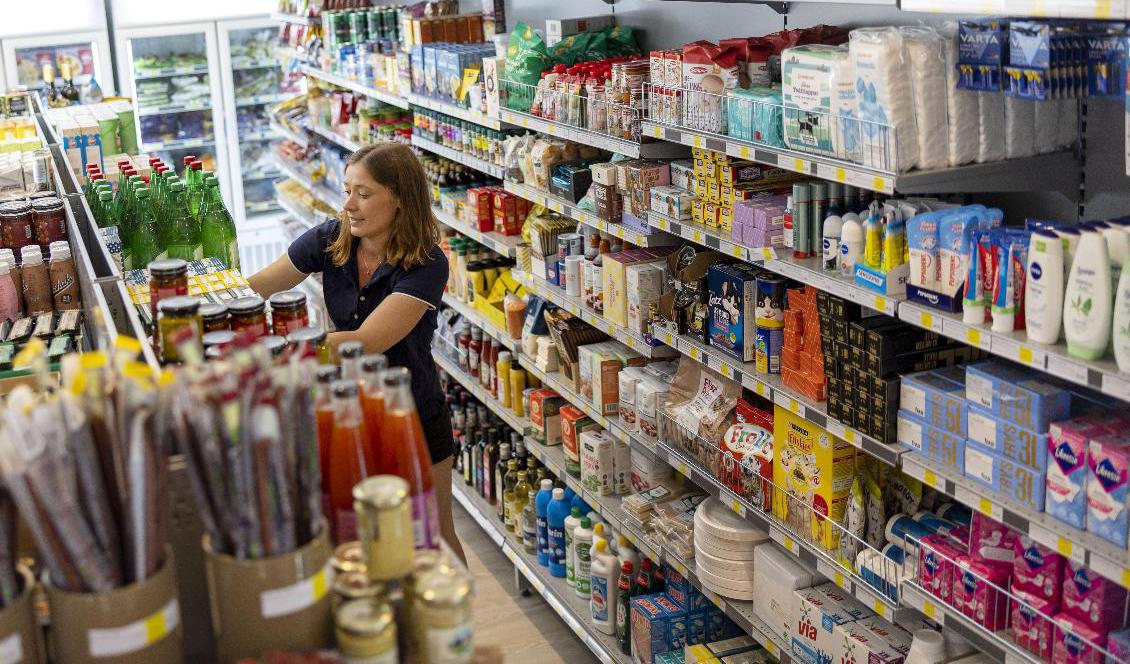Ellen Danielsson och hennes två systrar driver en obemannad butik i Östra Tommarp i Skåne. Hennes jobb är att se till att det finns varor, köpen sköter kunden själv. Foto: Andreas Hillergren/TT