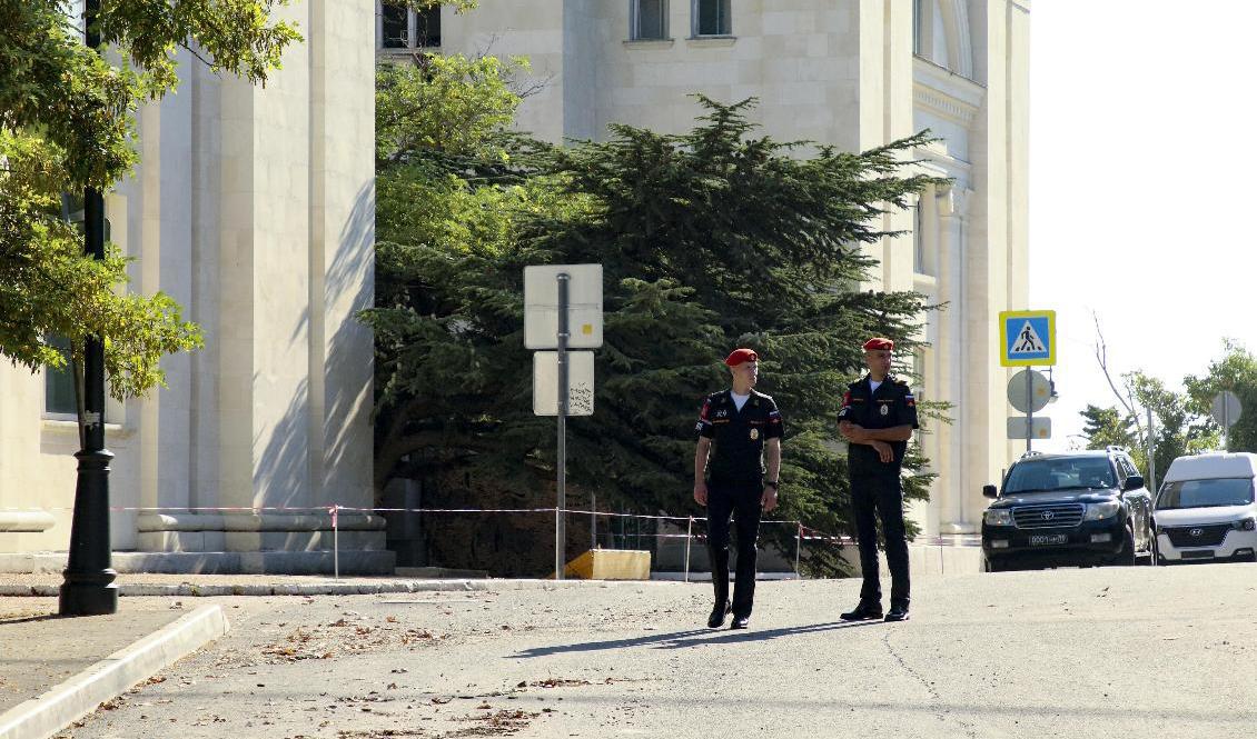 Ryska soldater vaktar den ryska Svartahavsflottans högkvarter i Sevastopol på söndagen efter attacken. Foto: AP/TT