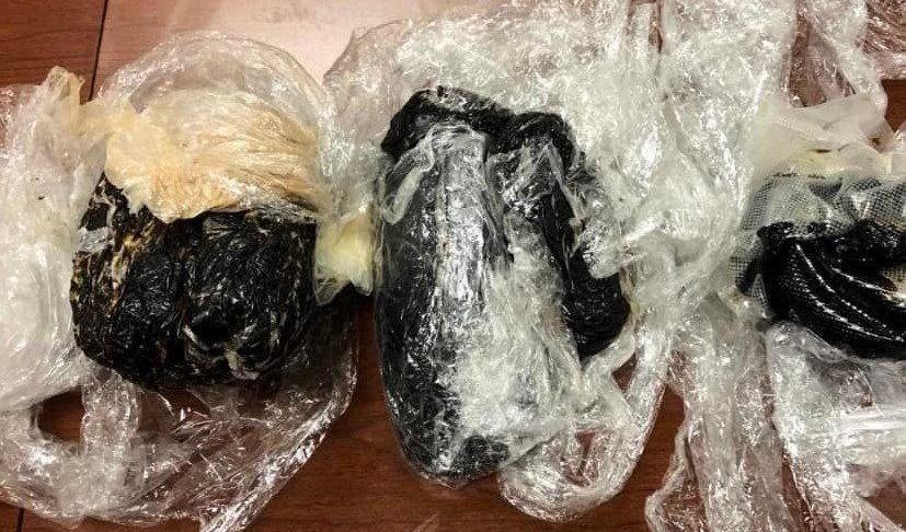 Svart mexikanskt heroin som beslagtagits av amerikansk polis och visat sig innehålla fentanyl. Foto: Amerikanska polisen